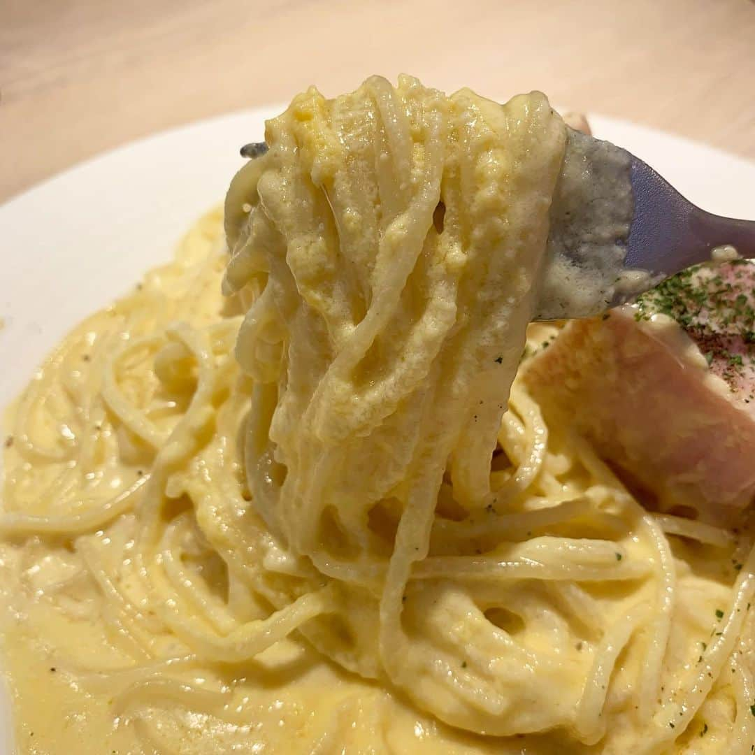 吉川ちえさんのインスタグラム写真 - (吉川ちえInstagram)「【🍝濃厚スパゲッティ🍝】 . 代々木上原駅🚉徒歩1分🕒にある ✅スパザウルス🦖⭐️ . お店はレトロ？昔ながらの雰囲気で 平日の昼間☀️に行っても並んでた🧸🎀 それくらい人気のお店🧡🧡 スパゲッティのメニューの多さも 名前の通り恐竜クラス🤣✌️笑 めっちゃ種類あって選ぶの悩んだ‼️ . スパザウルスの看板メニュー の「カルボナーラ」を注文🌈🍝 💰1600円 . パンチェッタの塊が2個乗ってるw とにかくパスタの量も凄いし パンチェッタもステーキ並み🍖笑 . 味は今まで食べたカルボナーラの中で 1番濃厚だった‼️とにかく濃い✨ 麺はもちもちで美味しかった~💛 . 他にたらこといくらのスパゲッティも 頼んだけどこれも美味しかった~☺️💖 次はオイルやトマト🍅系頼んでみるっ💘💘 . ⭐️スパザウルス⭐️ 📮 東京都渋谷区上原1-33-17 水垣ビル 電車🚃小田急小田原線、東京メトロ千代田線　代々木上原駅下車　南口2より徒歩1分 . 📞 03-3468-7335 🕒営業時間  【月・水・木・金】 11:00～22:00(L.O.21:30)  【土・日】 11:00～21:00(L.O.20:30) 日曜営業 定休日  火曜日・第1、第3水曜日 . #代々木上原ランチ #代々木上原グルメ  #スパゲッティ #スパゲッティスパザウルス #スパザウルス #スパザウルス代々木上原  #スパザウルスカルボナーラ」10月31日 5時35分 - yoshikawachie_16