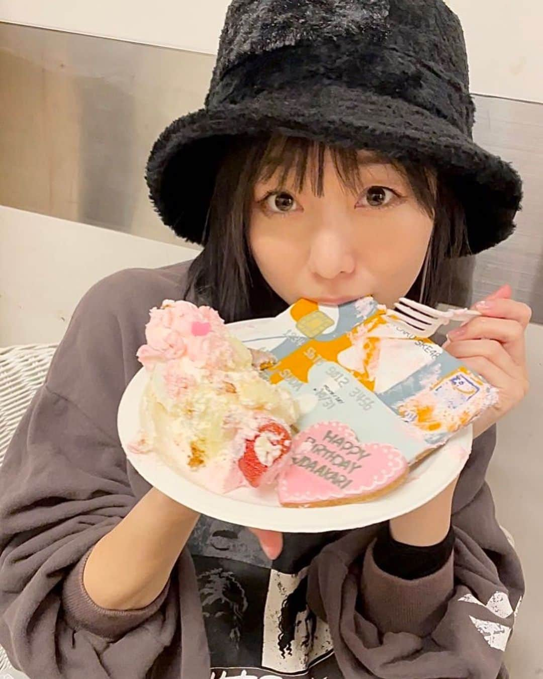 須田亜香里さんのインスタグラム写真 - (須田亜香里Instagram)「30歳になりました！ まさかまさかの現役アイドルでSKE48史上最高年齢！ 嫌いにならずにいてくれている全てのあなたへ、ありがとうございます！ これからも素直に精一杯に生きます！  30歳最初の仕事はレギュラーのラジオ！ MBSラジオ 25:30〜生放送 radikoで全国から聴いてね🔥🔥🔥 #ゴチャ13  (って書いたのが電波状況により送信できていなかった30歳初投稿😚😚😚😚)」10月31日 6時43分 - akarisuda