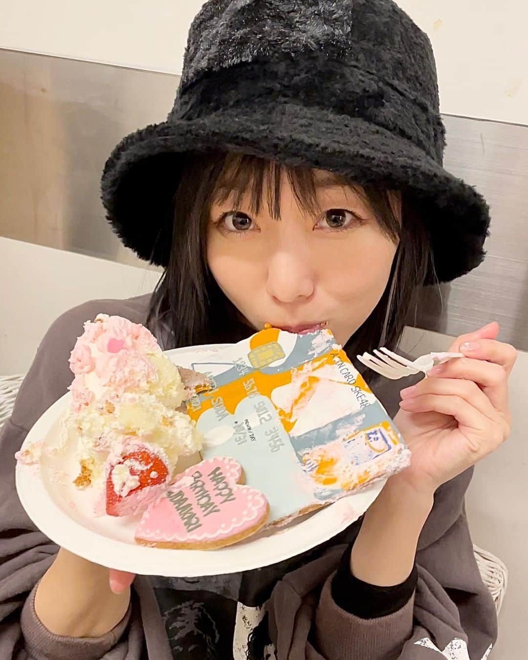 須田亜香里さんのインスタグラム写真 - (須田亜香里Instagram)「30歳になりました！ まさかまさかの現役アイドルでSKE48史上最高年齢！ 嫌いにならずにいてくれている全てのあなたへ、ありがとうございます！ これからも素直に精一杯に生きます！  30歳最初の仕事はレギュラーのラジオ！ MBSラジオ 25:30〜生放送 radikoで全国から聴いてね🔥🔥🔥 #ゴチャ13  (って書いたのが電波状況により送信できていなかった30歳初投稿😚😚😚😚)」10月31日 6時43分 - akarisuda