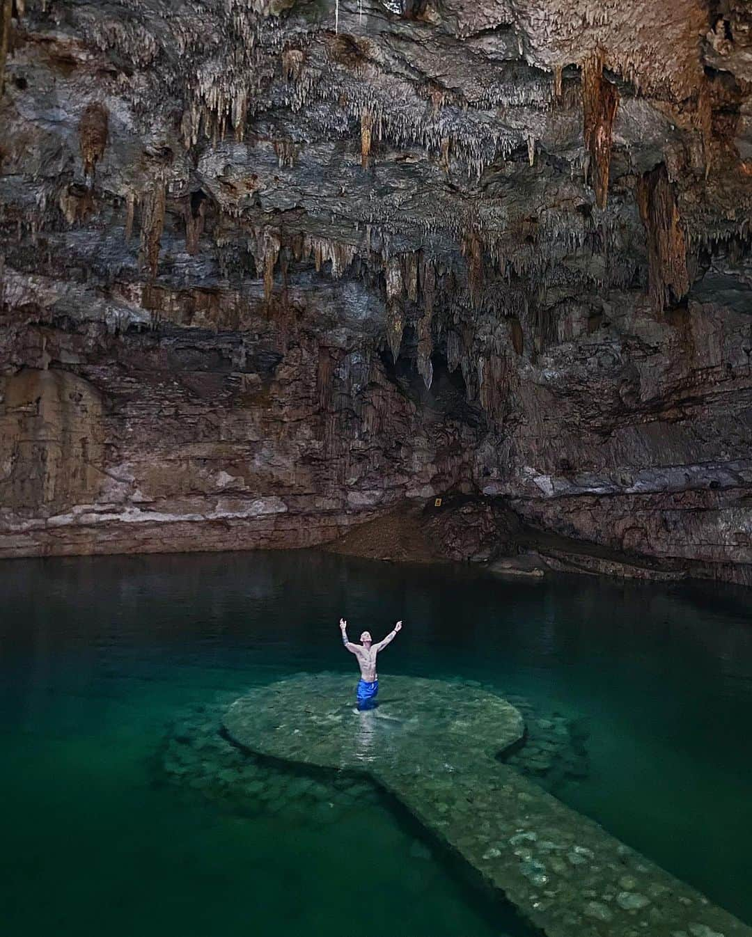 テイラー・ペンバートンさんのインスタグラム写真 - (テイラー・ペンバートンInstagram)「I am *respectfully looking* at all bodies of water, but especially cenotes and oceans」10月31日 7時03分 - pemberton