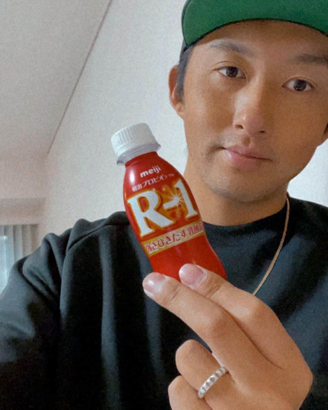 柴田翔平のインスタグラム：「家族みんなで内側から元気でいるために、 R-1を飲み始めました。  #r1ヨーグルト#私は内側から#pr」