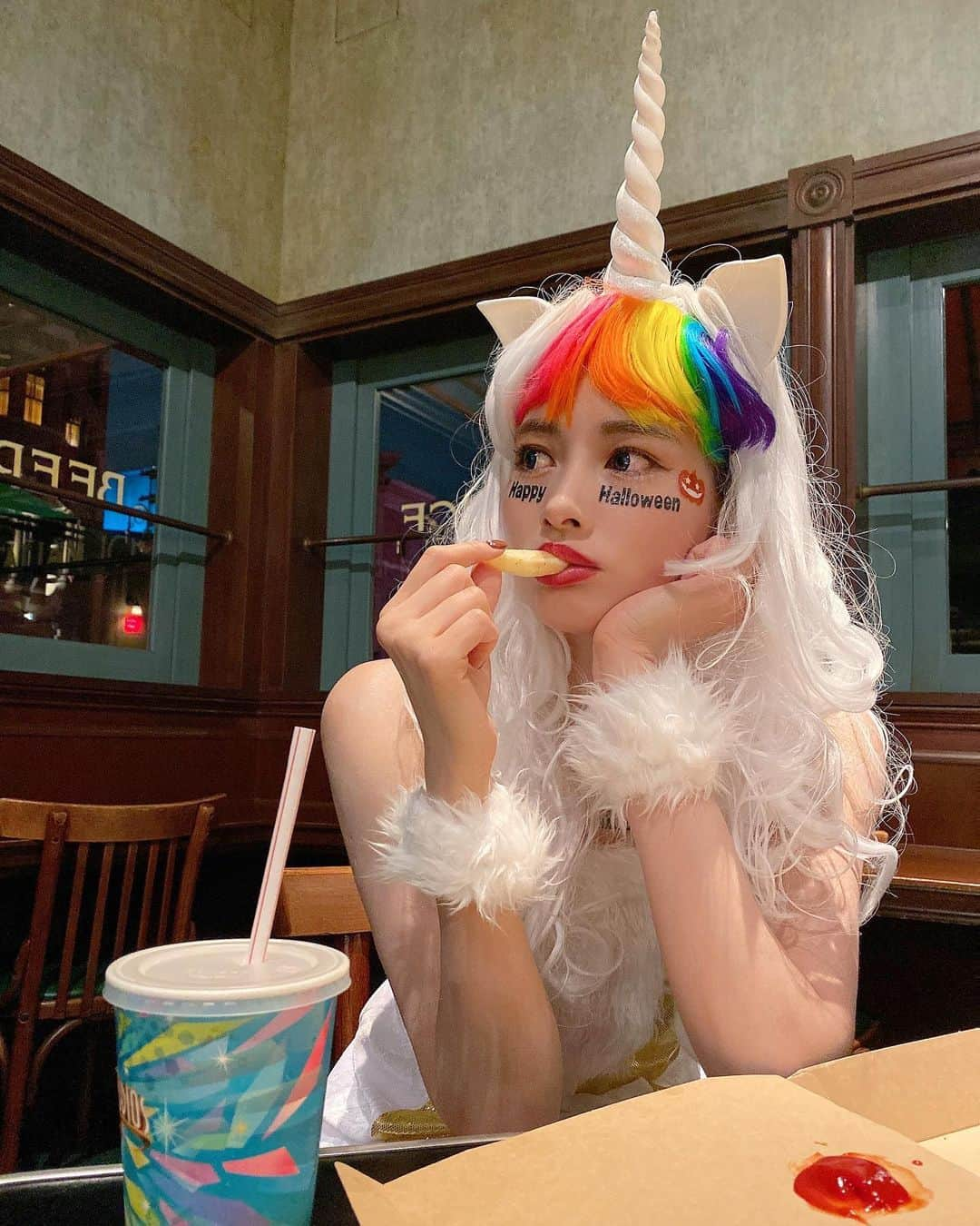 得あゆさんのインスタグラム写真 - (得あゆInstagram)「Happy Halloween🎃 載せてなかった写真🦄 本気でやり過ぎて誰か分からない ユニコーンです。笑  👶🏻ともそろそろユニバ行きたいな😍  ・ ・ ・ ・ ・ ・ ・ ・ ・ ・ ・ ・ ・ ・ #ユニコーン#ユニコーンカラー#虹色#仮装#ハロウィン#ハロウィンコスプレ#ハロウィン仮装#ハロウィンメイク#ユニバ#ユニバーサルスタジオジャパン#usj#usjハロウィン#ハロウィン料理#ピザ#ママコーデ#ママファッション#子育てママ#大阪#大阪カフェ#大阪観光#ウィッグ#コスプレ#産後#ハロウィンパーティーpizza#universalstudiosjapan#halloween#halloweencostume#halloweenmakeup#japanesegirl」10月31日 16時29分 - tokuayu819