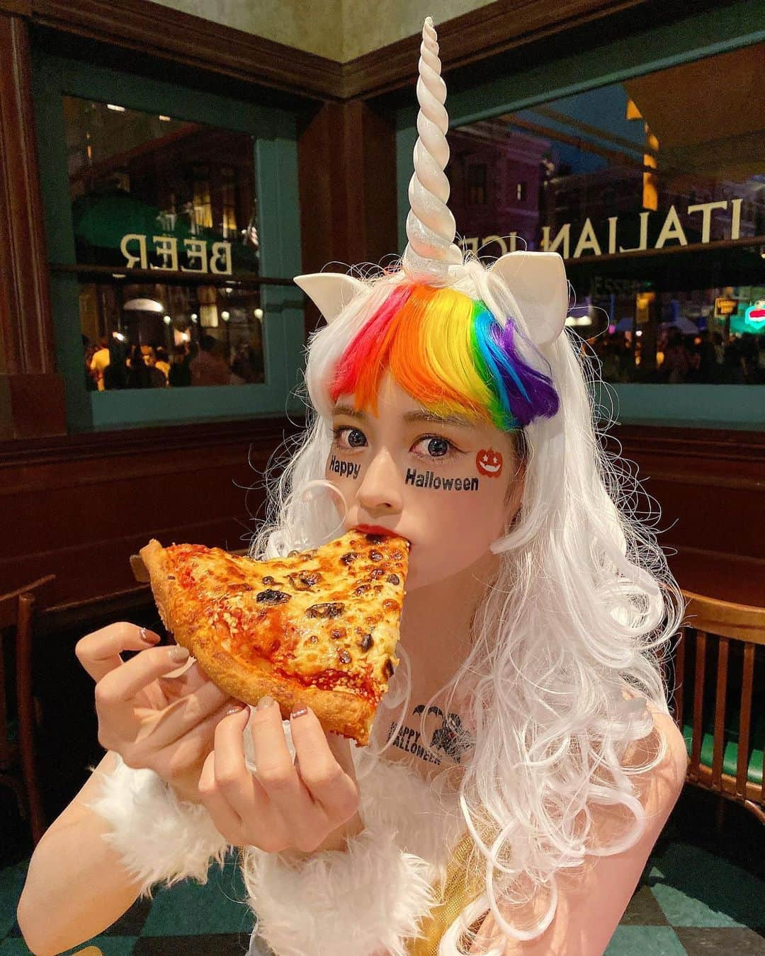 得あゆさんのインスタグラム写真 - (得あゆInstagram)「Happy Halloween🎃 載せてなかった写真🦄 本気でやり過ぎて誰か分からない ユニコーンです。笑  👶🏻ともそろそろユニバ行きたいな😍  ・ ・ ・ ・ ・ ・ ・ ・ ・ ・ ・ ・ ・ ・ #ユニコーン#ユニコーンカラー#虹色#仮装#ハロウィン#ハロウィンコスプレ#ハロウィン仮装#ハロウィンメイク#ユニバ#ユニバーサルスタジオジャパン#usj#usjハロウィン#ハロウィン料理#ピザ#ママコーデ#ママファッション#子育てママ#大阪#大阪カフェ#大阪観光#ウィッグ#コスプレ#産後#ハロウィンパーティーpizza#universalstudiosjapan#halloween#halloweencostume#halloweenmakeup#japanesegirl」10月31日 16時29分 - tokuayu819