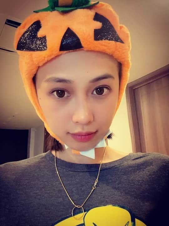 澤田友美のインスタグラム：「こんな愛おしいpumpkin🎃永久ほぞんする。 @2021fah 愛しておる。 . Happy Halloween 🧡💛🧡💛🧡」