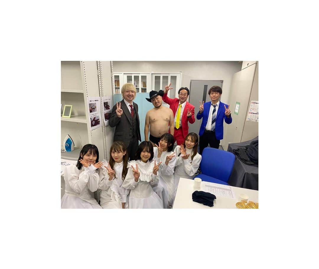 feelNEOのインスタグラム：「環太平洋大学の学園祭に出演させていただきました！！ 三四郎さんとハリウッドザコシショウさんと相田さんと撮っていただきました！！ 来年も出演させていただけるように頑張ります！！！ ええやん！！！！ #feelneo」
