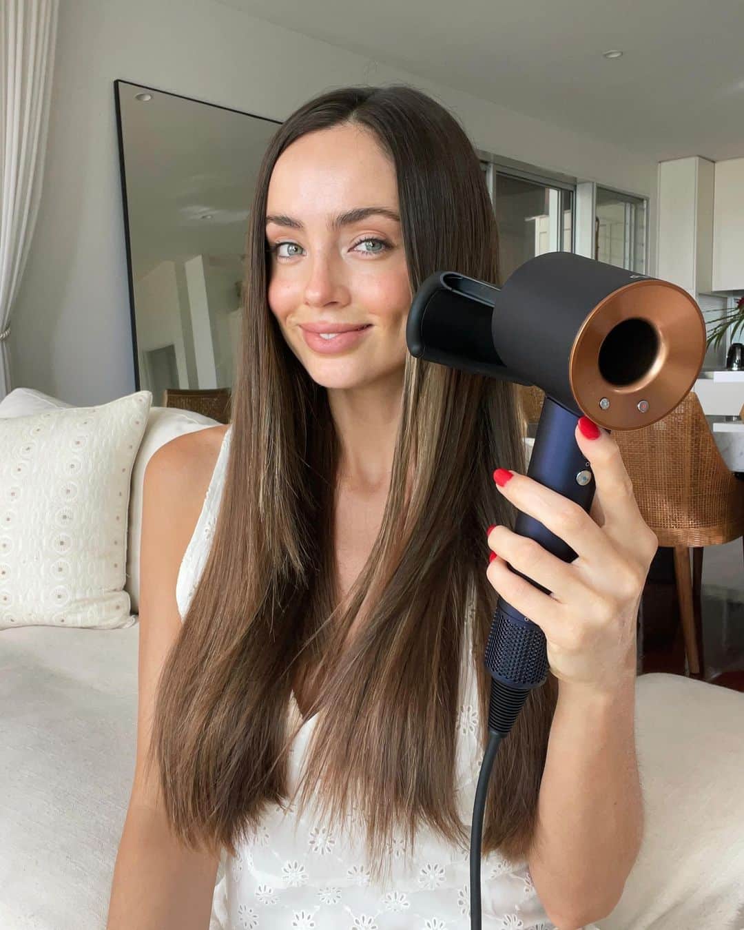 ELOUISE MORRISのインスタグラム：「Give the gift of Dyson this Christmas🎁🎄✨ Dyson have launched the Supersonic hair dryer in a limited edition Prussian Blue and Rich Copper. It dries my hair so silky and smooth and in next to no time👌🏼💨✨💁🏻‍♀️ @Dyson_ANZ #DysonHair #DysonSupersonic #StyledWithDyson #AD」