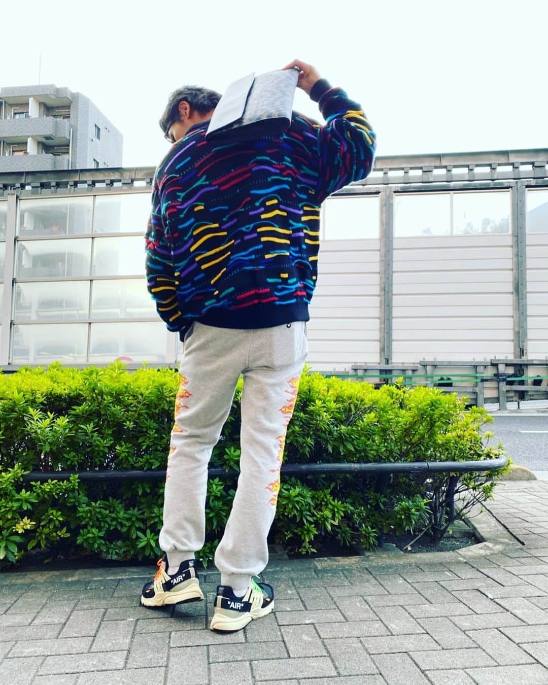 庄村聡泰さんのインスタグラム写真 - (庄村聡泰Instagram)「#サトヤスタイリング 眼 @tomford  上 @coogibrand  下 @thrashermag  靴 @off____white @niketokyo  鞄 @gucci 銀 @chromeheartsofficial」10月31日 16時46分 - shomurasatoyasu