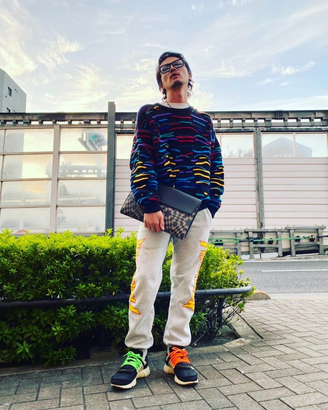 庄村聡泰のインスタグラム：「#サトヤスタイリング 眼 @tomford  上 @coogibrand  下 @thrashermag  靴 @off____white @niketokyo  鞄 @gucci 銀 @chromeheartsofficial」