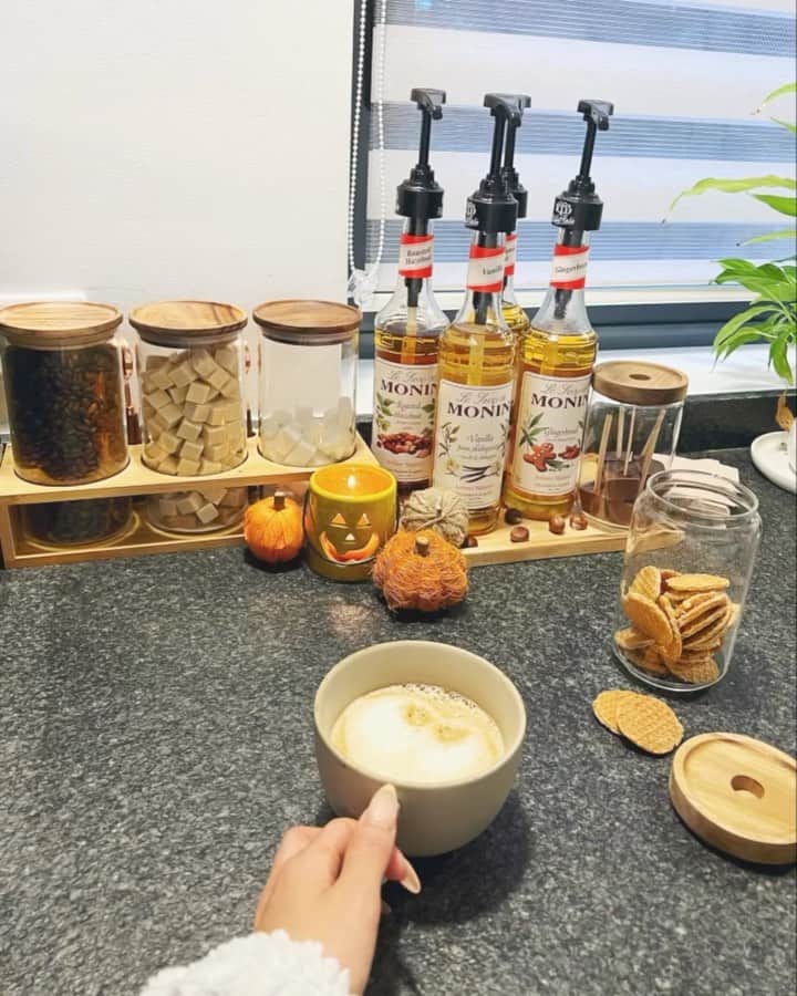 sananasのインスタグラム：「New video sur ma chaîne Youtube 🧡Je vous montre enfin mes petits spots/déco d’automne à la maison 🍂On se retrouve tout de suite dans les coms !  #FallDecor #FallDecorations #decoautomne」
