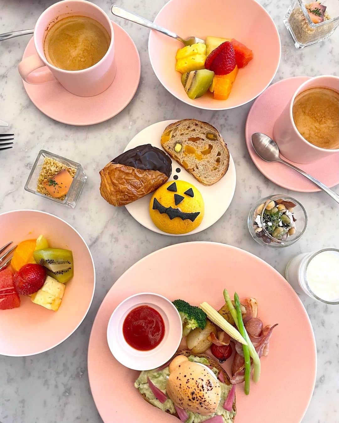 のインスタグラム：「🖤....𝑾  𝑶𝑺𝑨𝑲𝑨...🖤 朝食が可愛いくて、おいしくて。 . エッグベネディクトが絶品なのでおすすめです💓 . . . . . #大阪観光 #大阪旅行 #大阪出張 #大阪ホテル #W大阪 #心斎橋 #御堂筋 #関西旅行 #ラグジュアリーホテル #ホテルステイ #ステイケーション #ホテル好き #エッグベネディクト #ハロウィンメニュー #osakatrip #wosaka #breakfast #morningfood」