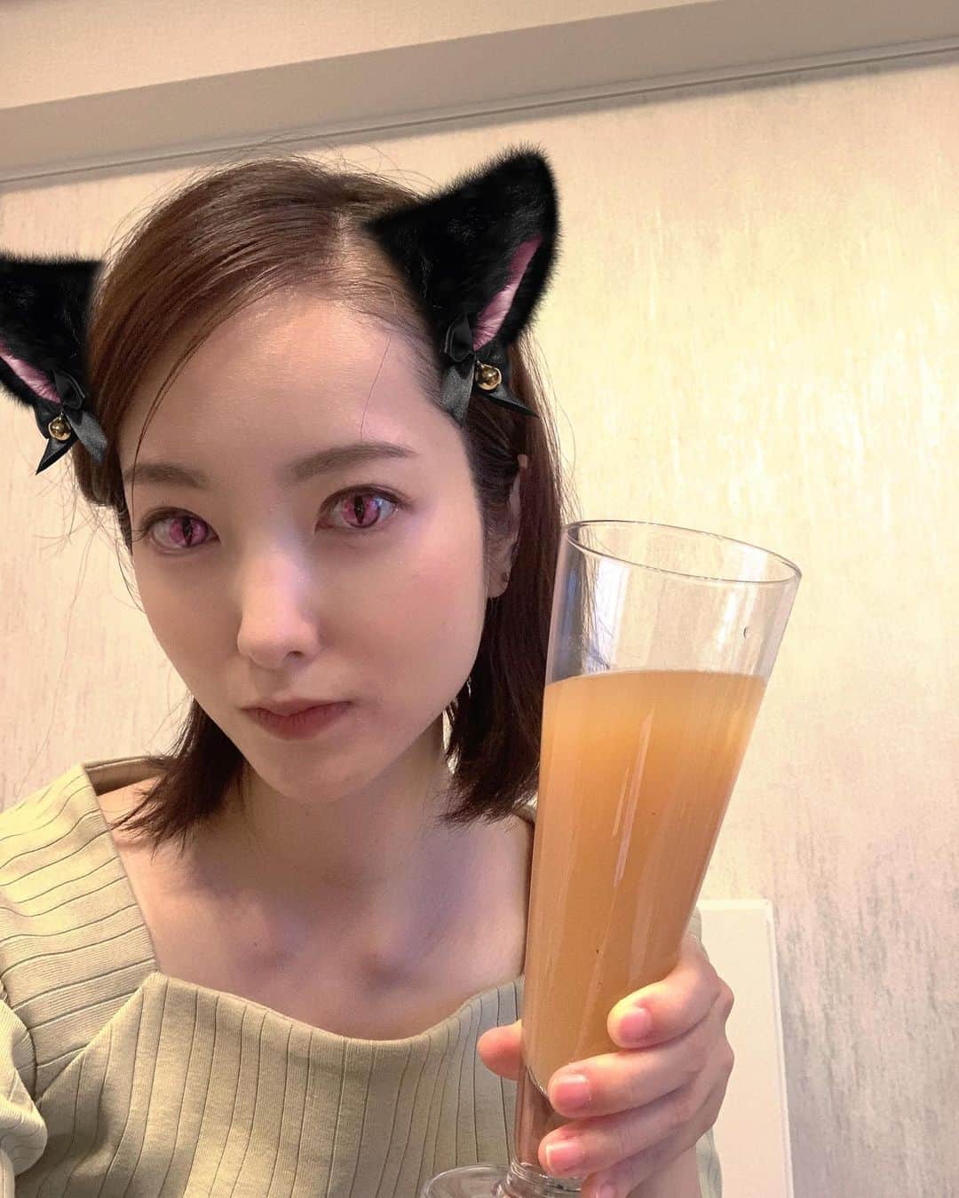 天明麻衣子のインスタグラム：「年々仮装がめんどくさくなってアプリでごまかすハロウィン🎃  2枚目は我が家のカオナシです。 #ハロウィン #ハロウィンコスプレ #あんまちゃんとやったことないかも#黒猫 #カオナシ #カオナシコスプレ」