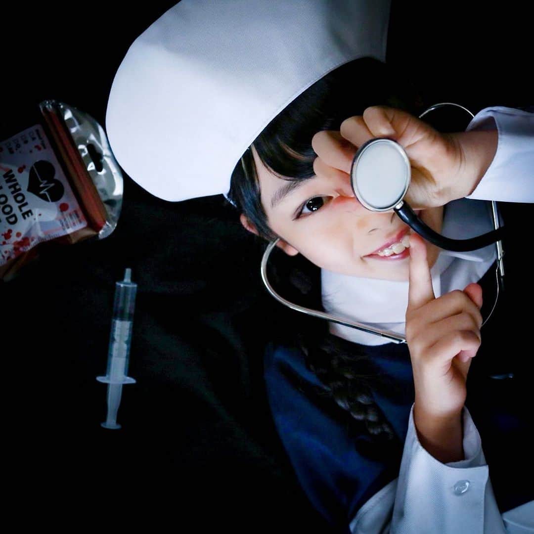 Akiのインスタグラム：「10/31 ・ HAPPY HALLOWEEN👻🍭 ・ ・ 今年は 笑顔で注射してくる系ナース👩🏻‍⚕️ ・ ・ 小道具の聴診器を購入しまして ・ 届いてみたら これがまぁなかなかガチめな聴診器で🩺 ・ ・ 娘、自分で自分の心音を聞いていたら ウトウトしていました🐏💭 ・ #赤ちゃんかよ #バブ可愛い ・ ・ 一昨年のセールで買って 今年までホッカホカに温めたナースコスプレ👩🏻‍⚕️ ・ 足元には ダイソーの血まみれニーハイソックスを添えて← ・ やっと着れてよかった😌✌️ ・ ・ ・ ・ ・」