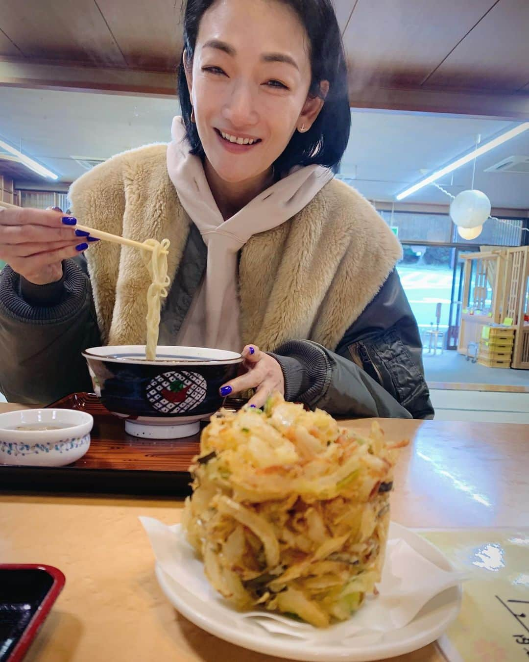 冨永愛さんのインスタグラム写真 - (冨永愛Instagram)「⁡ ⁡ #食いしん坊シリーズ !!! かき揚げがすごい🤣 ⁡ Tempra Soba❤︎ ⁡ #かき揚げそば ⁡」10月31日 17時12分 - ai_tominaga_official