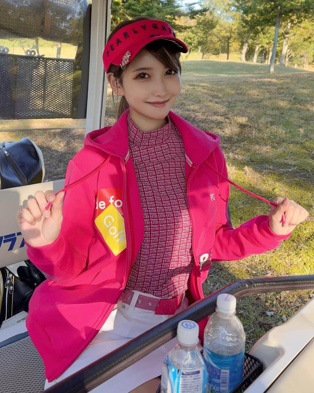 MAYUさんのインスタグラム写真 - (MAYUInstagram)「. ピンクコーデ💖💖 全身 @pearlygates_official だよん💖 パーカーのゆるっと感やカラフルな色合いがお気に入り😆 後ろから見てもかわいい✨ . スコアは50.48の98（34putt）🥲 久しぶりの鳩山カントリーにやられました。。🥲 アイアンが安定しなくてちょっと苦しかった😭😭 グリーンも速くてびびっちゃったな〜⛳️ 反省点たくさん。。練習しなきゃ！🏌️‍♀️✨ . #ゴルフ女子#ゴルフ初心者#ゴルフ#ゴルフウェア#ゴルフコーデ#ゴルフファッション#ゴルフ女子コーデ#ゴルフ好き#ゴルフ好きな人と繋がりたい#ピンクコーデ#パーリーゲイツ#パーリーゲイツコーデ#鳩山カントリークラブ #pearlygates#golf#golfwear#golfstagram#golfgirl#golflife#golfer#pink」10月31日 17時14分 - mayu.kina_golf