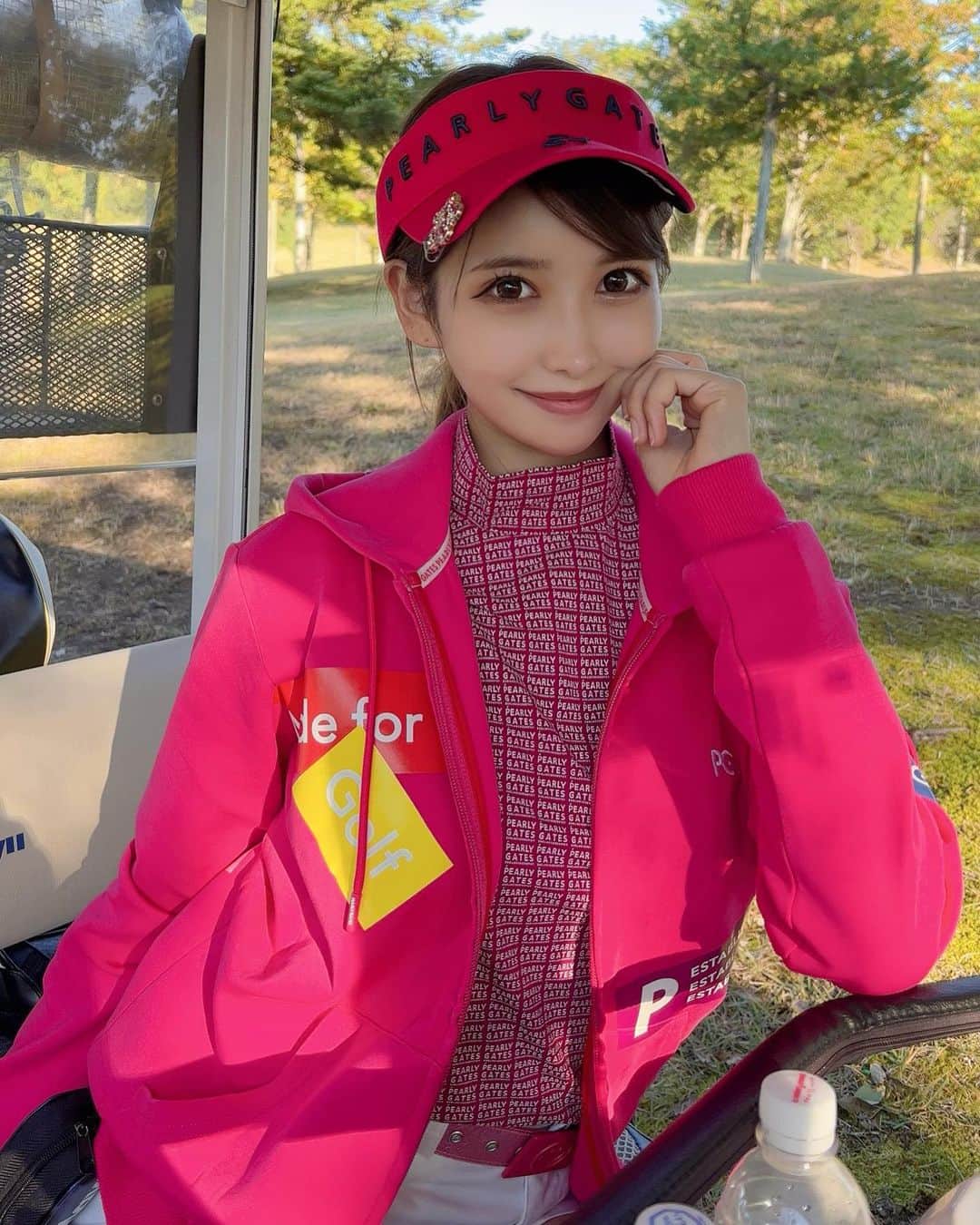 MAYUさんのインスタグラム写真 - (MAYUInstagram)「. ピンクコーデ💖💖 全身 @pearlygates_official だよん💖 パーカーのゆるっと感やカラフルな色合いがお気に入り😆 後ろから見てもかわいい✨ . スコアは50.48の98（34putt）🥲 久しぶりの鳩山カントリーにやられました。。🥲 アイアンが安定しなくてちょっと苦しかった😭😭 グリーンも速くてびびっちゃったな〜⛳️ 反省点たくさん。。練習しなきゃ！🏌️‍♀️✨ . #ゴルフ女子#ゴルフ初心者#ゴルフ#ゴルフウェア#ゴルフコーデ#ゴルフファッション#ゴルフ女子コーデ#ゴルフ好き#ゴルフ好きな人と繋がりたい#ピンクコーデ#パーリーゲイツ#パーリーゲイツコーデ#鳩山カントリークラブ #pearlygates#golf#golfwear#golfstagram#golfgirl#golflife#golfer#pink」10月31日 17時14分 - mayu.kina_golf