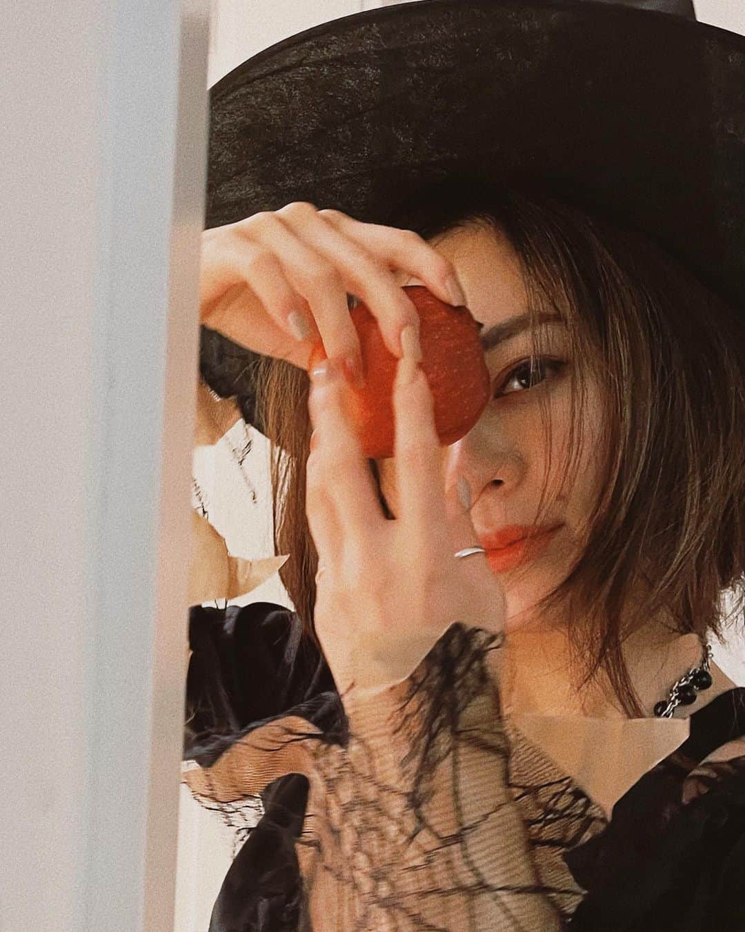松岡李那のインスタグラム：「🪄 W I T C H • T R E A T🍎 🎃HAPPY HALLOWEEN 👻  #halloween #witch」