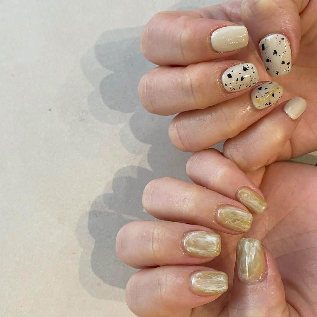 ひよんのインスタグラム：「💅💛  今のネイル☺️ 珍しくニュアンス系😆🤣　  #ひよん #ひよんネイル #ニュアンスネイル」