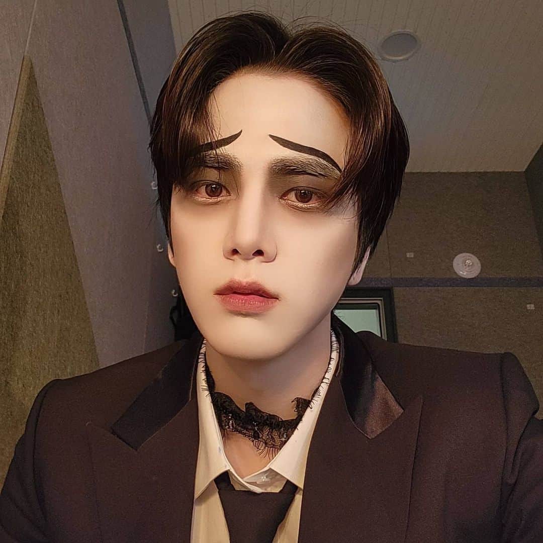 ヨンフンのインスタグラム：「(영훈) 유령이닷 👻 #THEBOYZ #더보이즈 #YOUNGHOON #영훈」