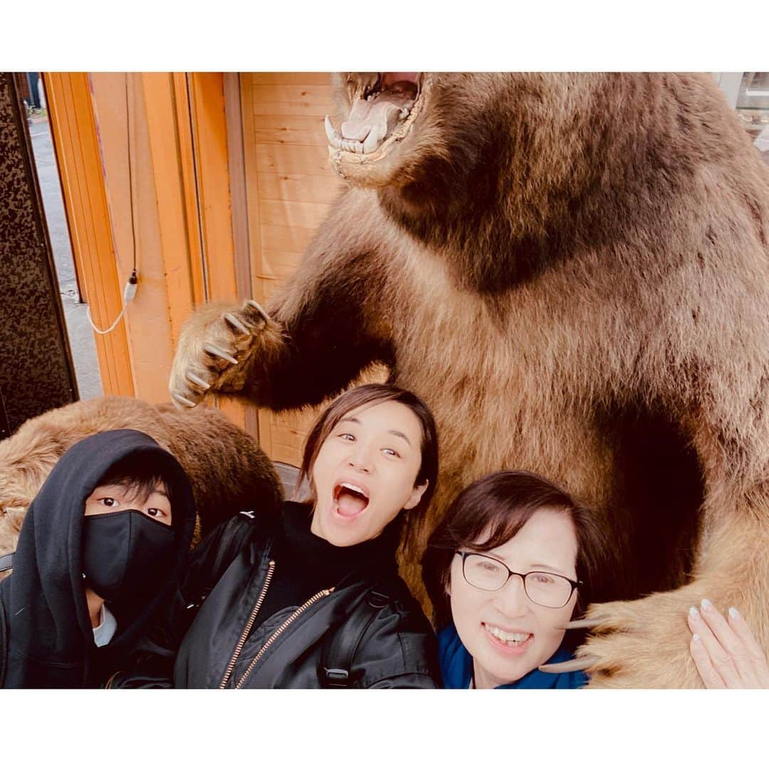 鈴木紗理奈さんのインスタグラム写真 - (鈴木紗理奈Instagram)「熊が出たぞーーー🐻  北海道のみなさん お邪魔させていただいております😊 狸小路ではしゃいで浮いてるやつがいたならそれは私です。 一昨年コロナ禍になる前のロンドン以来の旅行となりました。 普通に生活できるだけ、人と会えるだけで本当に幸せを感じます。  #riototomama」10月31日 17時28分 - munehirovoice