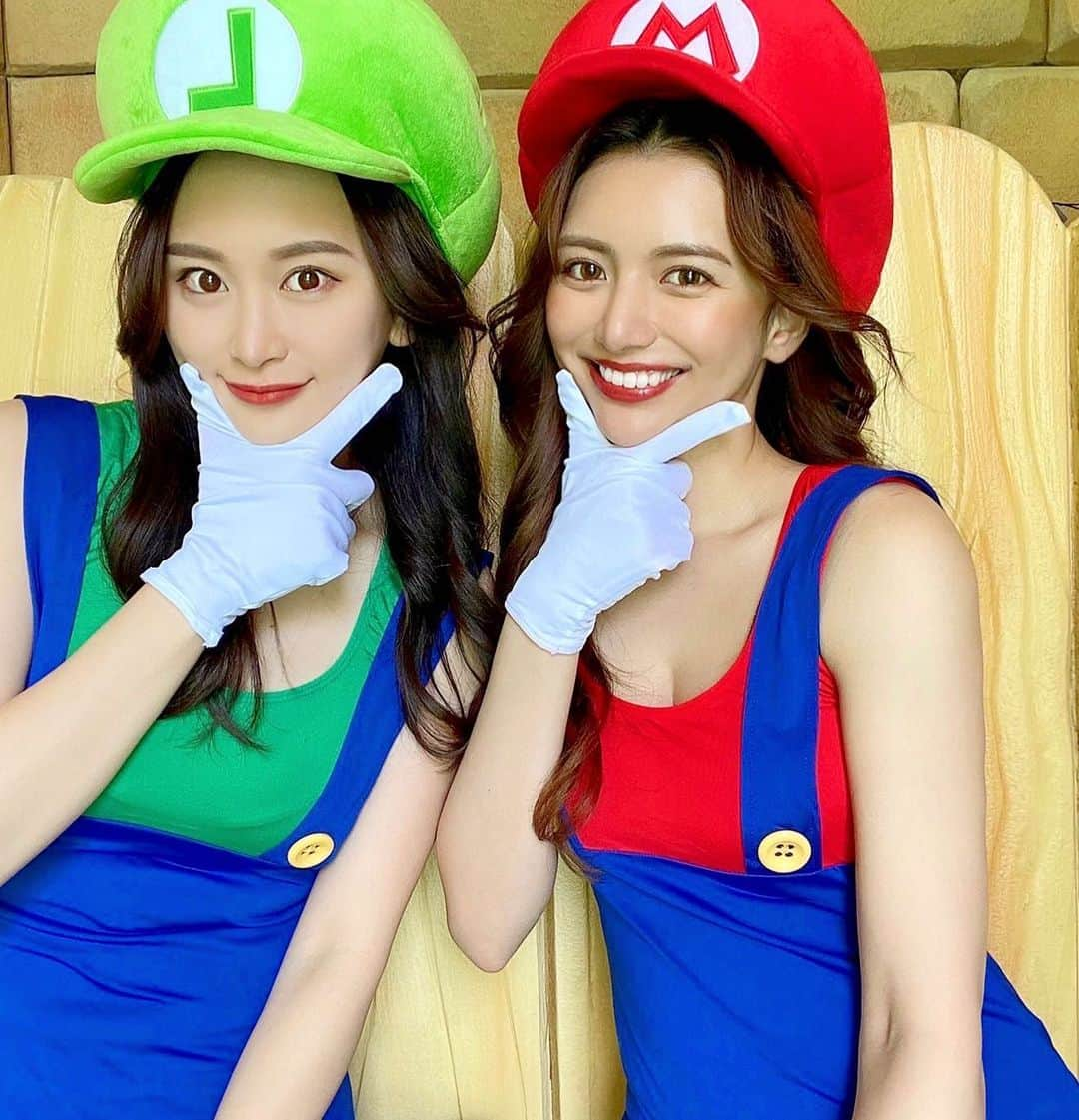 さゆりさんのインスタグラム写真 - (さゆりInstagram)「happy Halloween👻🎃 皆んなは素敵なハロウィン 過ごせましたか？＾＾♩  mario❤×luigi💚  昨日の後ろ姿で私と分かってるひと たくさんいてさすがです💭✨笑  ユニバのマリオブースに はじめて行った時の🤳♥︎  ななかとマリオとルイージに なりきって楽しんだ💭💗  乗り物もぜんぶ乗れて 最高に楽しかった🥺✨✨  ※下、パンツ履いてます🩲笑  #universalstudiosjapan #ユニバ #usj #ハロウィン　#仮装　#ハロウィンコスプレ  #コスプレ #ハロウィン仮装 #ユニバコーデ  #マリオ #マリオコスプレ  #ユニバーサルスタジオジャパン」10月31日 17時29分 - sayuri__offi