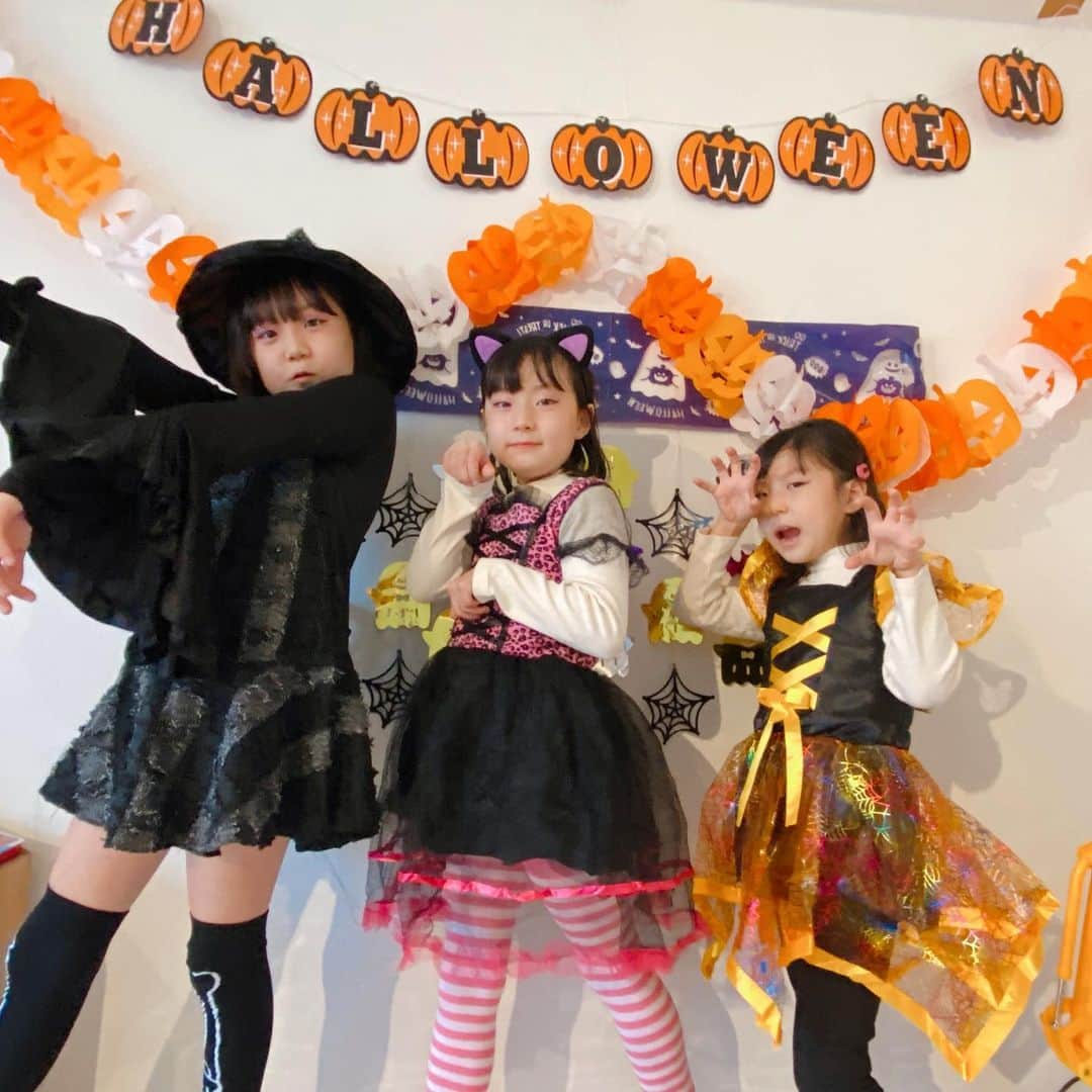 江原千鶴（エハラチヅル）のインスタグラム：「ハッピーハロウィン🎃  三姉妹の衣装は、ほとんどダイソーで💕 うたくんは何も着てくれません😂  #ハロウィン#三姉妹 #ダイソー」