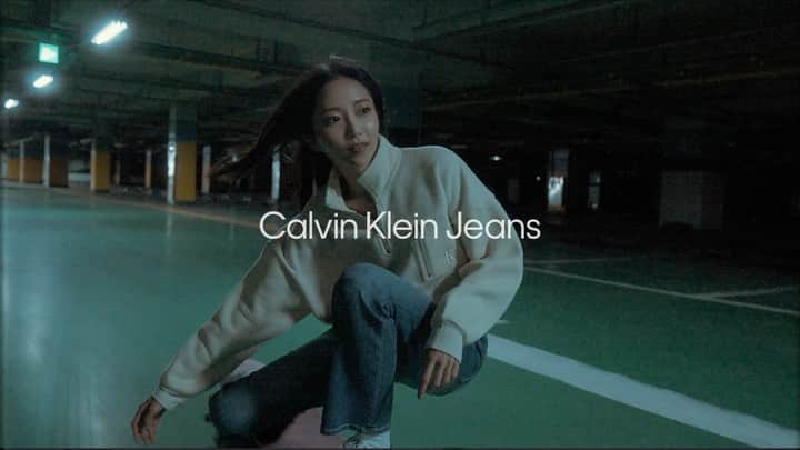 コ・ヒョジュのインスタグラム：「Calvin Klein X DAZED  낯선 컨셉에 낯선 로케, 낯선 표정 다 새로웠던 작업이었어요! 전 너무너무 맘에들게 멋있게 나온 것 같은데 이런 모습 어떤가요..?!👀(눈치봄)  The unfamiliar concept, unfamiliar location, and unfamiliar expressions were all new. I Iike it! Howbout you?!👀  촬영날 같이 고생해주신 분들 넘나 감사합니다🥰  @calvinklein @dazedkorea  Editor Lee Seungyeon @ing_ssssss, Park Kiho @ba2kick Film L'extreme @_lextreme_ (Jun Giseong @midni9htgreen) Hair Shin Gabe @gabe.sin Makeup Jang Somi @som2.somi  #KoHyoJoo #고효주 #캘빈클라인 #CalvinKlien #캘빈클라인진 #캘빈클라인진액세서리 #캘빈클라인패딩 #mycalvins」