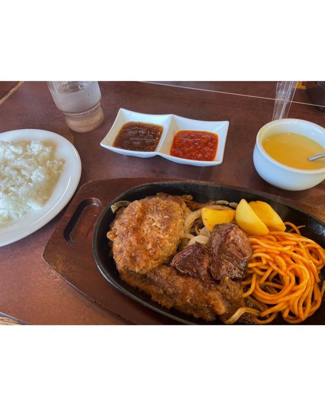 石川恋さんのインスタグラム写真 - (石川恋Instagram)「Happy Halloween🎃 ハロウィンの欠片もない写真ですが、、笑 先日#とちぎ未来大使 の就任式で、 宇都宮に行った帰りに Mg.さんと寄った#ステーキ宮 🥩 栃木県民には馴染みの味ですよね❤️‍🔥 久しぶりに食べましたが やっぱりとっても美味しかったなぁ〜〜。 てっぱんステーキもハンバーグも食べたくて 欲張っちゃいました🤤🙏」10月31日 17時41分 - ren_ishikawa