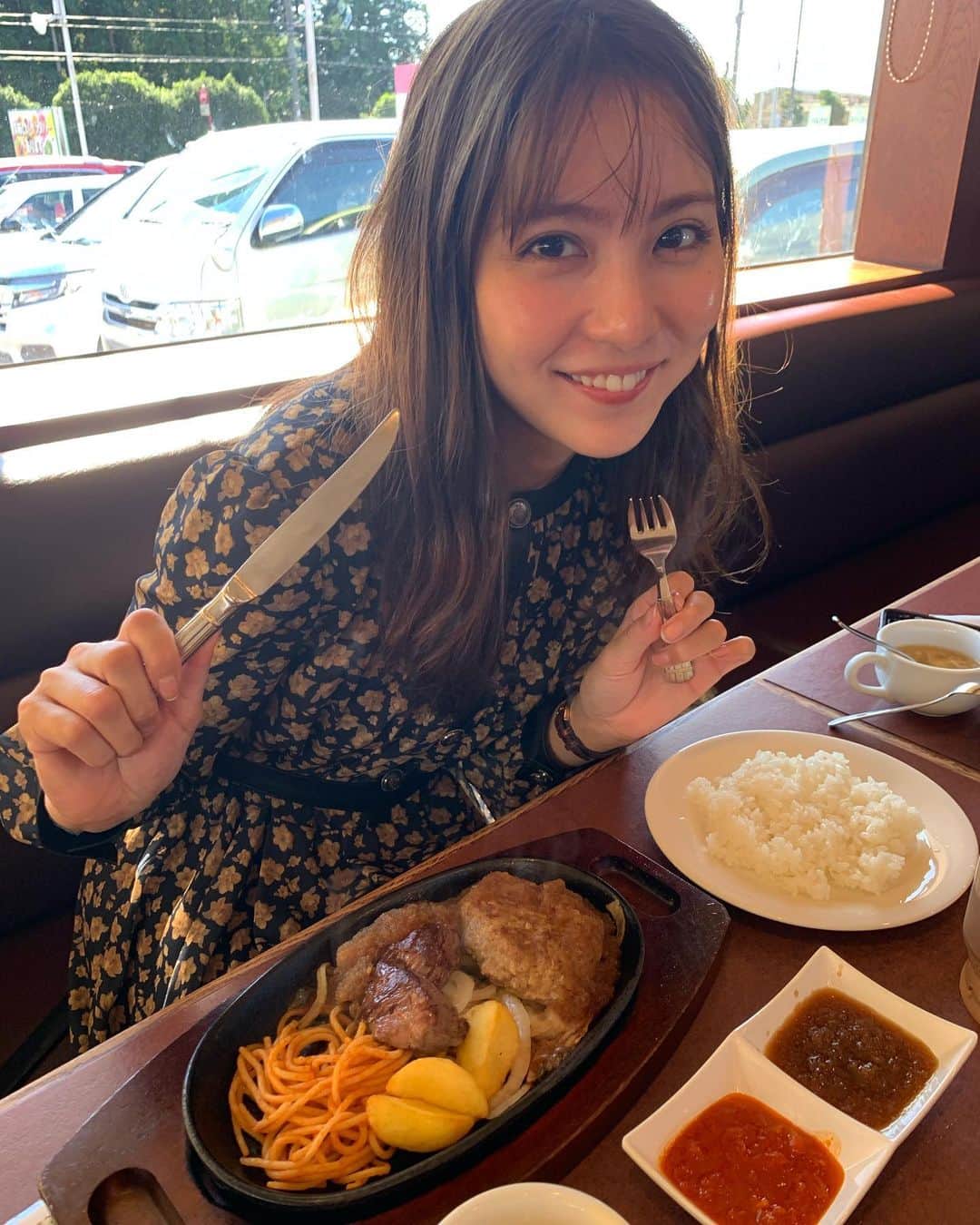 石川恋さんのインスタグラム写真 - (石川恋Instagram)「Happy Halloween🎃 ハロウィンの欠片もない写真ですが、、笑 先日#とちぎ未来大使 の就任式で、 宇都宮に行った帰りに Mg.さんと寄った#ステーキ宮 🥩 栃木県民には馴染みの味ですよね❤️‍🔥 久しぶりに食べましたが やっぱりとっても美味しかったなぁ〜〜。 てっぱんステーキもハンバーグも食べたくて 欲張っちゃいました🤤🙏」10月31日 17時41分 - ren_ishikawa