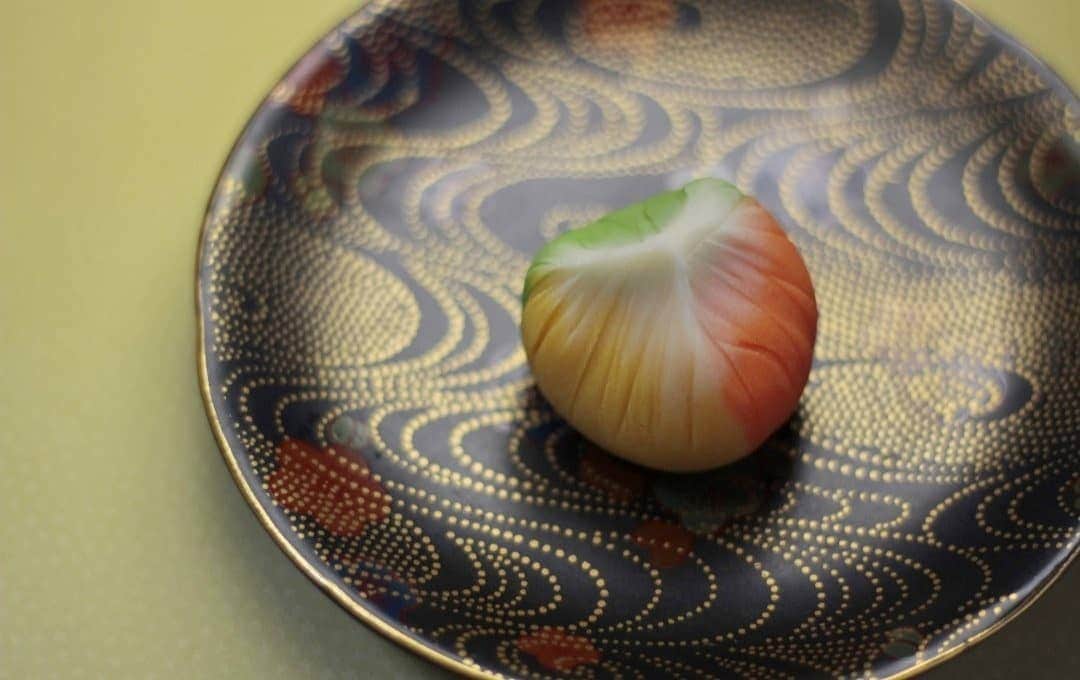 和菓子職人 三納寛之のインスタグラム：「『唐錦』 練り切り製 漉し餡  ハッピーハロウィン！🎃 、、、なんですがまったく関係のないお菓子。ハロウィンってだいたい同じような意匠になるので基本的にハロウィンにはノータッチの三納です😅  唐錦とは中国から伝わった色とりどりの糸で模様を織り出した高級な織物の事。秋を思わせる鮮やかな紅が使われることから美しい紅葉を例える言葉として使われています🍁  昨日はとある番組の中継収録でした。中継と言ってもトークの収録。めっちゃ緊張したな💧終わってから過去の番組見たら出演してたのほとんど芸能人の方でした、受ける前に見てたら躊躇してたと思います😅MCの方には素人相手で苦労掛けすみません。スタッフさん達の優しさに支えられた三納。 また放送近づきましたら番組の告知いたしますm(_ _)m  写真2枚目は妻の書です。 Twitterにちょいと前に投稿したのとはまた別のものです✩.  ――――――――――――――――――――― #和の菓さんのう #三納寛之 #和菓子 #wagashi #唐錦 #秋 #autumn #JAPAN #紅葉 #綺麗 #器 #器好きな人と繋がりたい  #茶道 #抹茶 #上生菓子 #生菓子 #主菓子 #ねりきり #練り切り」