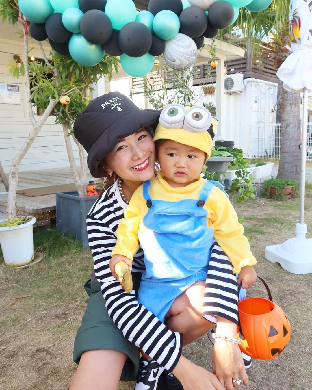 Mai Wakimizuのインスタグラム：「HAPPY HALLOWEEN＼(^o^)／唯一持ってる(笑)ミニオンの衣装でpartyに参加♡右手にバナナ、左手にカボチャでしっかりハロウィン感出してる♡笑 3.4枚目はギャルズを独占した貴重な時間♡女子の遊びに夢中ながらも、たまに息子の様子を見に来てくれる優しいギャルズでした♡私もボーダーとグリーンで一応ハロウィンしたけど誰にも気付いてもらえなかった。笑 #1歳3ヶ月#1歳男の子 #男の子ママ#mamalife #happyhalloween#halloween#ハロウィン」