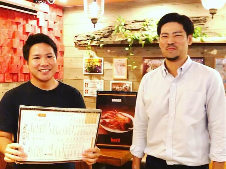 クニヨシTVのインスタグラム：「沖縄大学の軟式野球部監督の玉城さんからお話しを伺う機会がありました。  これまで勉強不足で県内大学の軟式野球について存じ上げていませんでしたが、県内3大学だけでリーグ戦をして、遠征にも費用が掛かるだろうし、部活予算は年間微々たるもの。。  軟式M球1ダース購入できるかくらいの予算らしい。  もちろん監督、コーチ陣もボランティアで指導されており、おそらく身銭を切られおられるのを想像すると…わたしも少しでもと僭越ながらKENKO M球1ダースを寄付させていただきました。  ナガセケンコーさんunusedボールありましたらご連絡ください笑。 @nagasekenko.office.1934   ちなみに沖縄大学軟式野球部は前回のYouTube配信後に部員が4名増えたそうです笑。  改めてYouTubeの力はこういう所に貢献できると良いなと感じた。  そんな沖縄大学は10/31今日は沖大祭がありYouTube Liveで弾丸ライナーズとの試合も配信されるそうです。 https://m.youtube.com/channel/UChAisF5mQGWtDPCU9vckjrg  @jumbosteak_hans_official  #沖縄大学 #軟式野球 #沖大祭 #ナガセケンコー #KENKO #右ヨシ左ヨシクニヨシ #右もクニヨシ左もクニヨシ #ハンズステーキ」