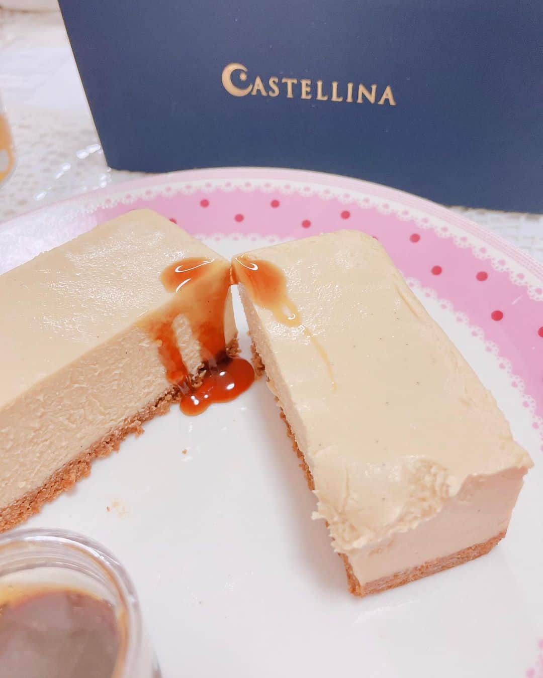 satomiさんのインスタグラム写真 - (satomiInstagram)「大好きなカステリーナの 新作【フォアグラのチーズケーキ】🍰 . スペシャリテ【フォアグラのフラン】 から派生した大人のチーズケーキ♡ . うま🤤大人な味💕 . MAKUAKE限定なので「カステリーナ、フォアグラのチーズケーキ」でcheckしてみてくださいね😎 今日から公開！！ . .  @castellinaofficial #cheese #cheesecake #cake #MAKUAKE #チーズケーキ #お取り寄せグルメ」10月31日 10時47分 - saatoomii47