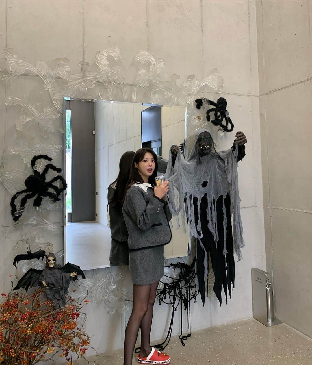 オム・ヒョンギョンのインスタグラム：「오늘 할로윈이래욤 우리샵 깨알 장식 기분이 나네요👻🎃」