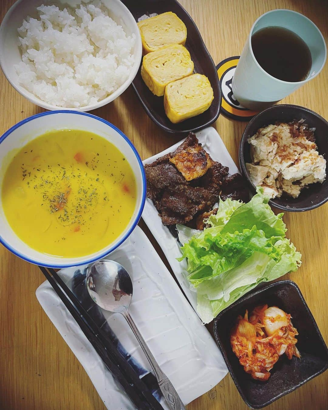 石川亜沙美のインスタグラム：「ハッピーハロウィン🎃 ・ 先日の夕飯🥢 ・ KALDIにて 以前見つけた パンプキンシチューの素。 (鶏肉、玉ねぎ、じゃがいも、人参を加えて。) 味が濃厚なので、 ご飯にもパンにもあいます‼︎ ・ アンパンマンミュージアムの器😋 昔、バァバと息子と共に行った思い出。 ほっこりタイム💓 ・ 朝晩冷え込む この季節。 あたたまりましょ💓 ・ 今日で10月も終わり。 一歩一歩進んでいこう。 ・ ・ #2021.10.31 #🎃 #パンプキンシチュー #カルディー #ハッピーハロウィン🎃」