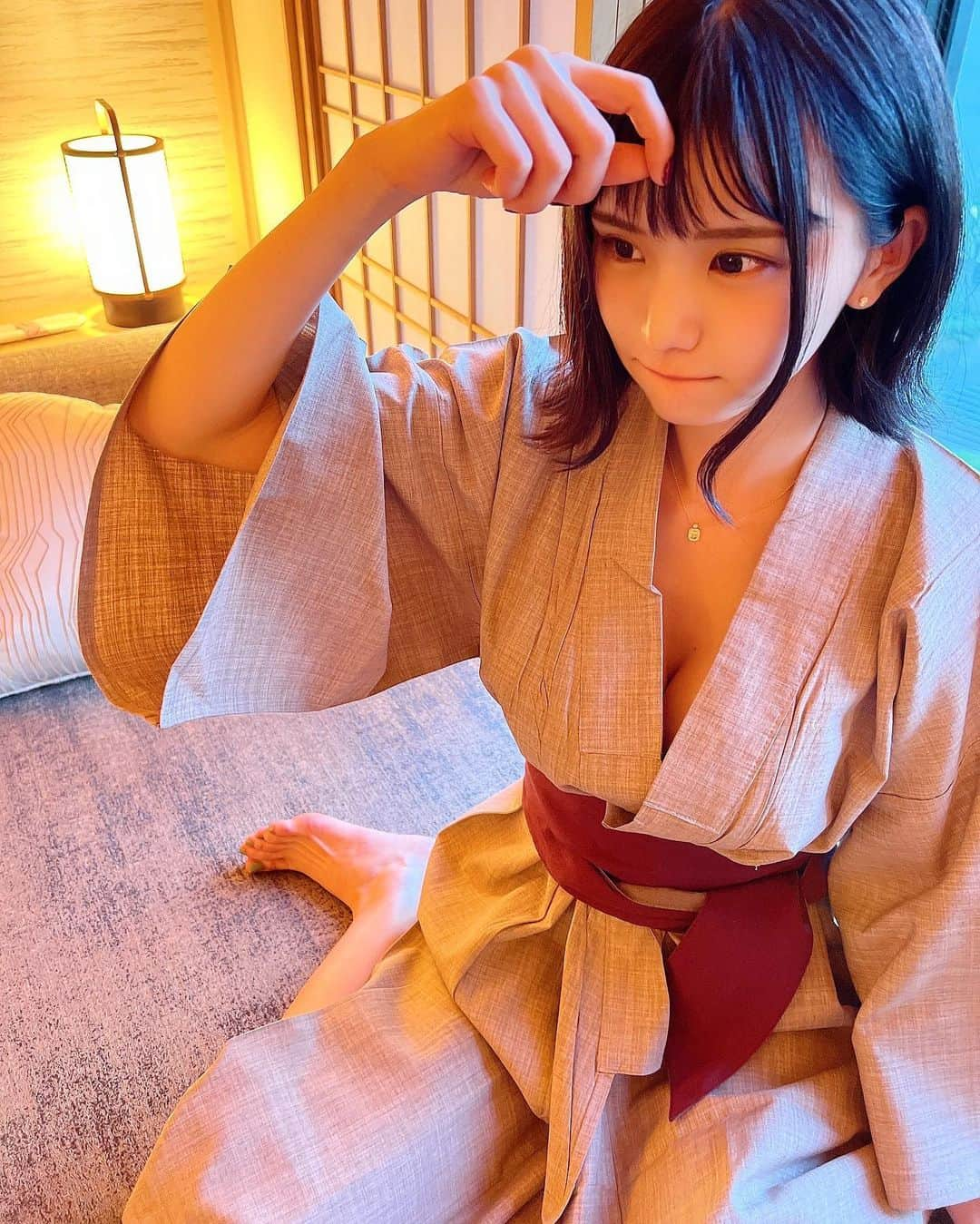 みもれもんさんのインスタグラム写真 - (みもれもんInstagram)「Hello~! Yukata and this is Japanese socks "Tabi"! Wear it with a yukata 👘💖  ・ こんにちは〜🍋 浴衣の写真です∩^ω^∩ 最近、"和"のかわいさに気づいて タビが可愛いぃです∩^ω^∩💕  ・ ・  #mimoremon #Japan #2021 #fashion  #インスタグラビア #みもれもん #ショートヘア #ボブ #黒髪 #黒髪ボブ #日本女 #tabi #浴衣 #yukata #温泉 #ふふ京都 #kyoto」10月31日 11時19分 - mimore_mon0929