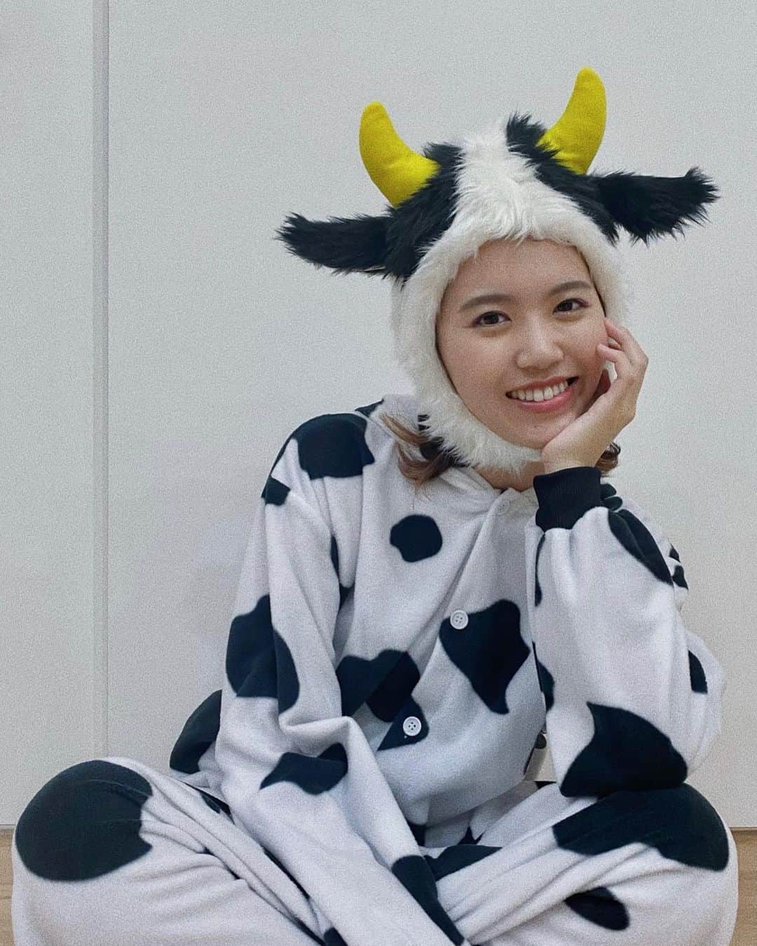 彩香さんのインスタグラム写真 - (彩香Instagram)「＊ Happy Halloween🤍🐄🖤🐮 ＊ ＊ ＊ #牛 #cow #ハロウィン #halloween #仮装」10月31日 12時09分 - saika_ringomusume