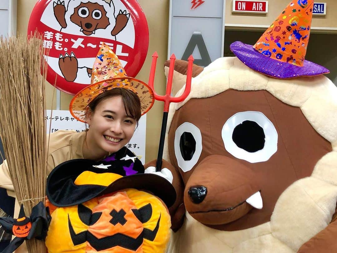 望木聡子さんのインスタグラム写真 - (望木聡子Instagram)「#HappyHalloween 🎃👻 今年は仮装できないなと思っていたら、 ある日の #ドデスカ 放送後 ウルフィがわたし用に小物を持ってきて 貸してくれました😖✨  #ハロウィーン 気分を味わえたよ、 ありがとうウルフィ！  今夜7:58〜 #衆院選 #選挙ステーション 東海三県パートの速報をお伝えします。 日中は投票＆おうちハロウィーン 夜はメ〜テレでお願いいたします🧙‍♀️  #ハロウィン #Halloween #メーテレ #ウルフィ #アナウンサー #望木聡子」10月31日 12時09分 - satoko_mochiki