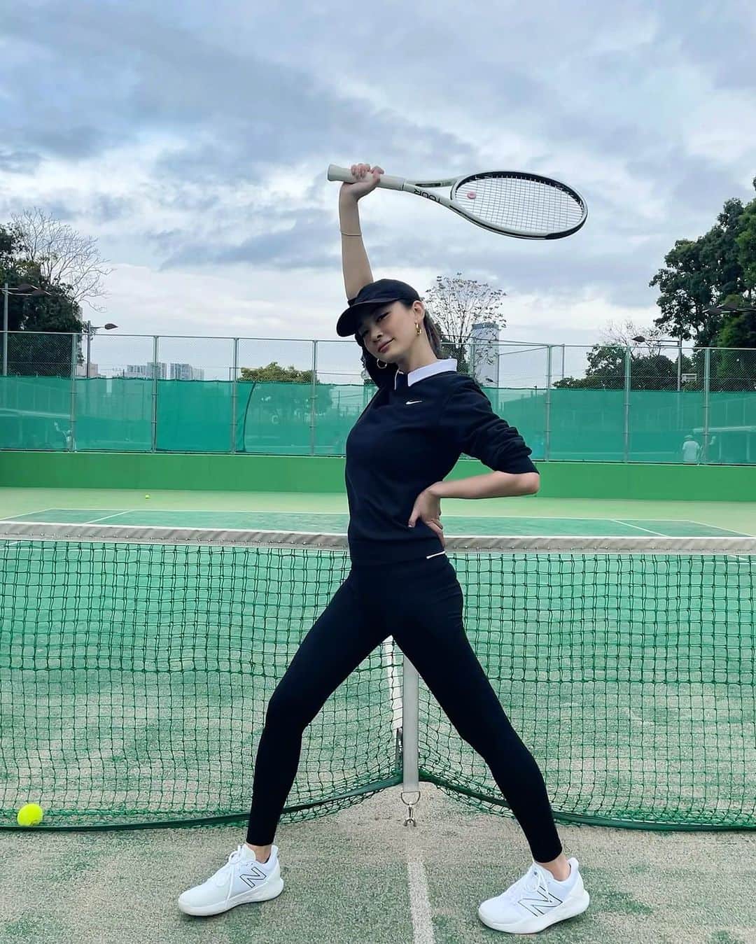 里海のインスタグラム：「. . ラケットは　@princetennisjp  服は　@niketokyo  スニーカーは　@newbalancetennis  キャップは　@newerajapan   というバラバラさ😁😁🎾🎾  最近はみんなを誘い込んで どんどんテニスチームが増えてきています✨  たのしぃ🥰  朝7時からのテニスも 悪くない😜  #tennis」