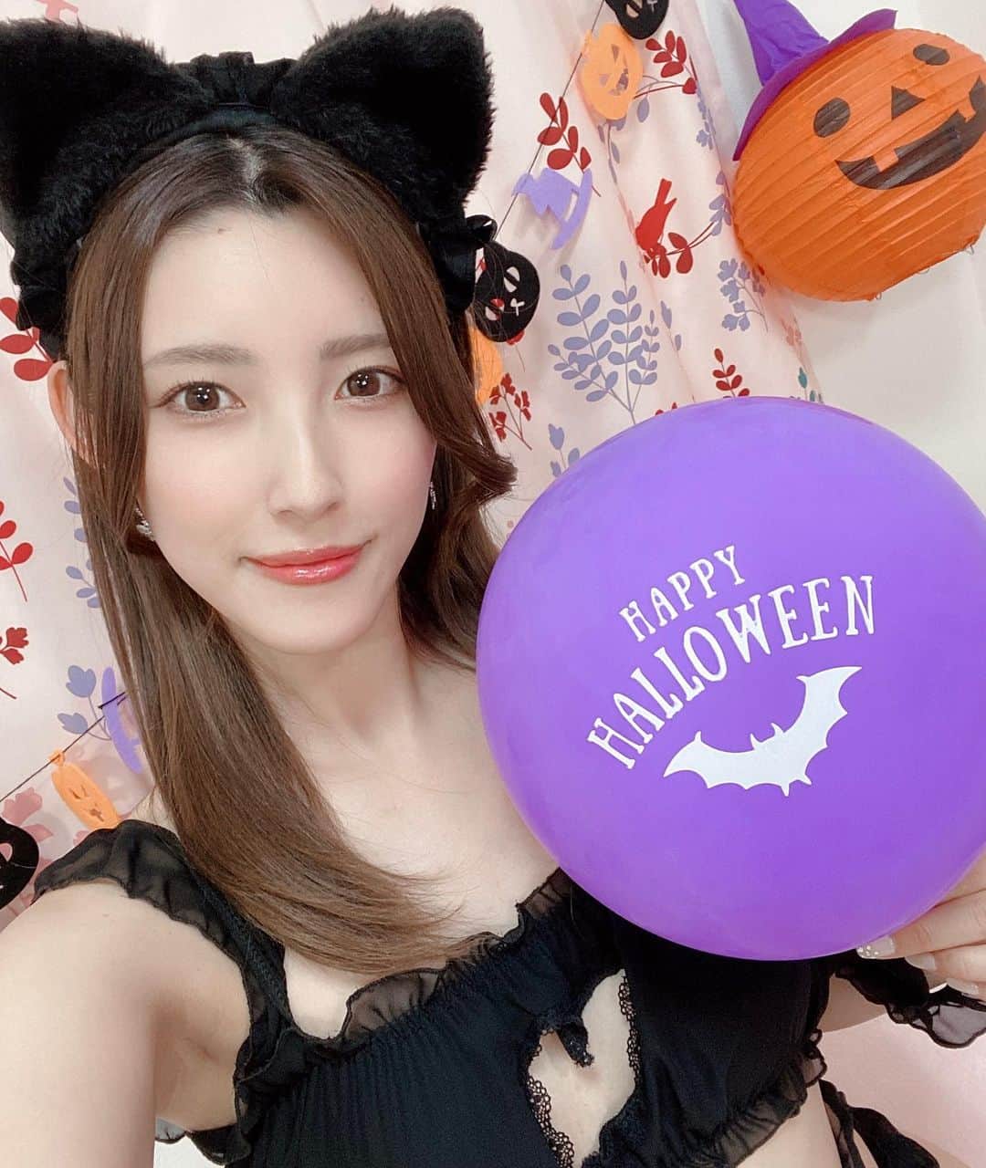 森沢かなのインスタグラム：「🍭👻🎃 trick or treat 🎃👻🍭 . いたずらしちゃうぞっ🐈‍⬛🖤  #happyhalloween #ハッピーハロウィン  #trickortreat #トリックオアトリート  #黒猫コスプレ #クロネコ」
