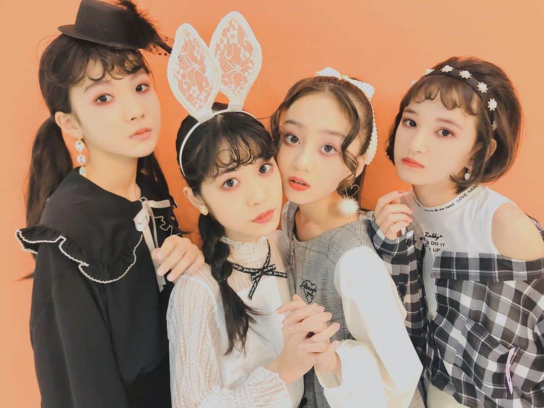 ニコ☆プチのインスタグラム：「🎃🕸  ハッピーハロウィン👻🍭🖤  #飯尾夢奏 #川口莉奈 #濱﨑心愛 #武藤新奈」