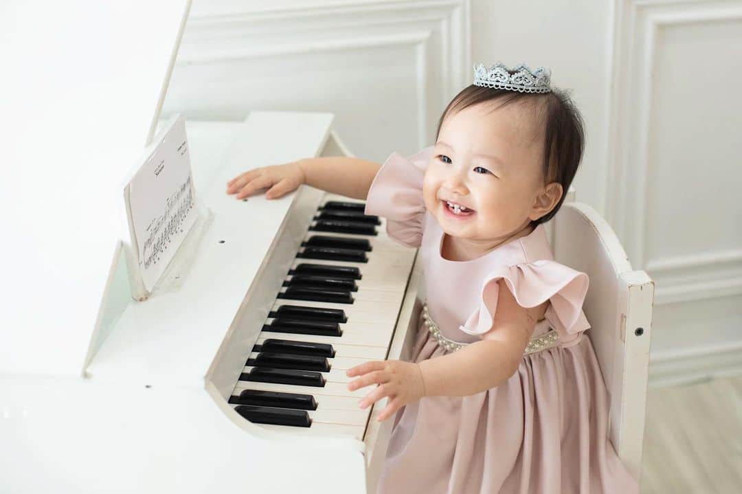 橋本まゆのインスタグラム：「音楽が聞こえるとノリノリになる娘 これからどんな事に興味を持つのかなぁ🩰🎶  #1stbirthday#birthdayphoto #1歳記念#1歳記念写真 #女の子ベビー#女の子のママ」