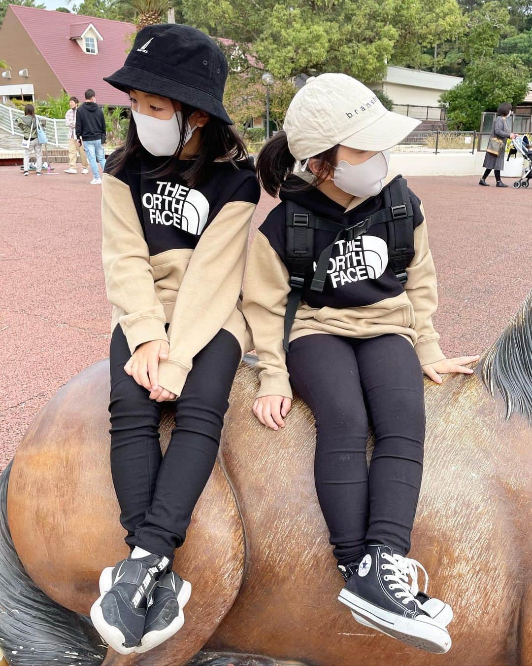mocchiのインスタグラム：「2021.10.31  ハロウィンだけど、アドベンチャーワールドにきてますwww  全くハロウィン的なことしてません🎃  @branshes から出てたノースフェイスの裏起毛のパーカー可愛い🤤  ちなみにこのスキニーパンツの形が綺麗すぎて、毎年サイズアウトする度に同じやつ買ってるwww  @branshes のプレミアムストレッチパンツだよー✨  久しぶりの旅行で子供たち楽しんでくれて良かった🥳  #ブランシェス#ブランシェスコーデ#branshes  #子供服#インスタキッズ#8歳#6歳#小学生女子#通学コーデ#キッズ服#カジュアルコーデ#カジュアル#シンプルコーデ #thenorthface」