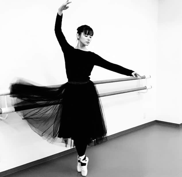 小西真奈美さんのインスタグラム写真 - (小西真奈美Instagram)「まだまだですが… それでも長く続けていきたい 好きなことに出会えて幸せ😌 おばあちゃんになるまでに 1曲キレイに踊れるように なっていたいなぁ☺️」10月31日 13時05分 - manami.official