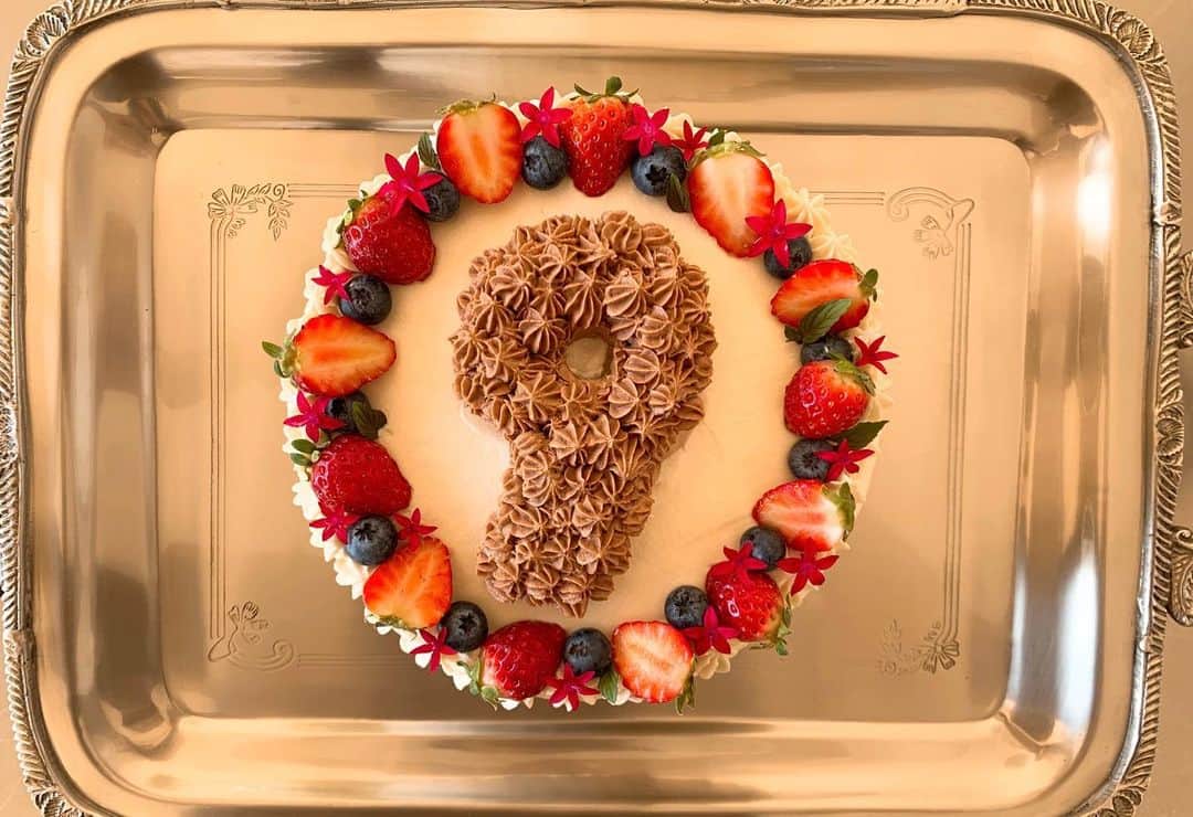 長谷川理恵さんのインスタグラム写真 - (長谷川理恵Instagram)「今年もバースデーケーキをつくりました😊 15人前の特大ホールショートケーキ🎂 あっという間になくなりました😂 子供達はおかわりまでしてくれて ケーキをキラキラな瞳で見つめていて本当に可愛いかった😍 ヴィーガンショートケーキを伝授してくれた岡田先生 ありがとうございました！！！  #誕生日ケーキ#誕生日ケーキ手作り#ヴィーガンショートケーキ#卵乳製品白砂糖不使用#小麦粉不使用 #ヴィーガンパティシエ」10月31日 13時19分 - rie_hasegawa