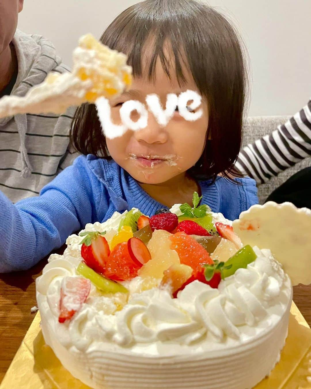 桜井未来さんのインスタグラム写真 - (桜井未来Instagram)「夜ご飯の後は、娘とママのお誕生日祝いでケーキ🎂🍓🎉 2人ともおめでとー💓  #那須 #旅行 #那須旅行 #トリップ #trip #japantrip #那須高原 #温泉 #温泉旅行 #牧場 #乗馬 #馬 #乗馬体験 #餌やり #遊園地 #子供の遊び場 #子供 #キッズ #ベビー #親子コーデ #親子リンクコーデ #ootd #fashon #ファッション  #ママモデル #ママ #ママリ #千本松牧場 #towaピュアコテージ #わんことお出かけ」10月31日 13時26分 - miki.sakurai0214