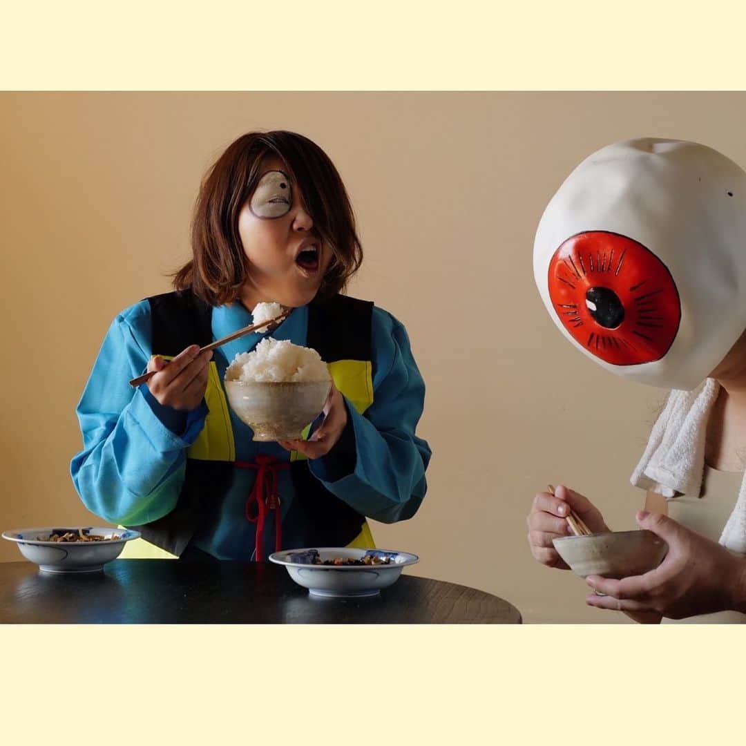 大盛のぞみのインスタグラム：「🤡HAPPY HALLOWEEN2021🤡🎊  迷うなぁ！セクシーなのキュートなのどっちが好きなの？🥺  今年も夫婦で撮影📸  撮影の間中グンゼの股引の股部分がパッカリ開いてたのに後で気づくという失態🥺 股間の方の目玉が出てなくて一安心といったところ。  みんなは目玉の親父と子泣き爺どっちが好き？ コメント欄で教えてね💓💓   #ハロウィン #halloween  #ゲゲゲの鬼太郎 #乾燥肌 #ひび割れる唇 #入り込むファンデーション #ご飯は3合   衛生や感染症対策に配慮した上で撮影をし、ご飯は瞳孔についたものまでベロリンチョ(衛生観念) 残さず一瞬で平らげました。  やはり炊き立てが最高。 冷める前に撮りきってくれたカメラマンさん( @takamasa_nakamura )に感謝です！」