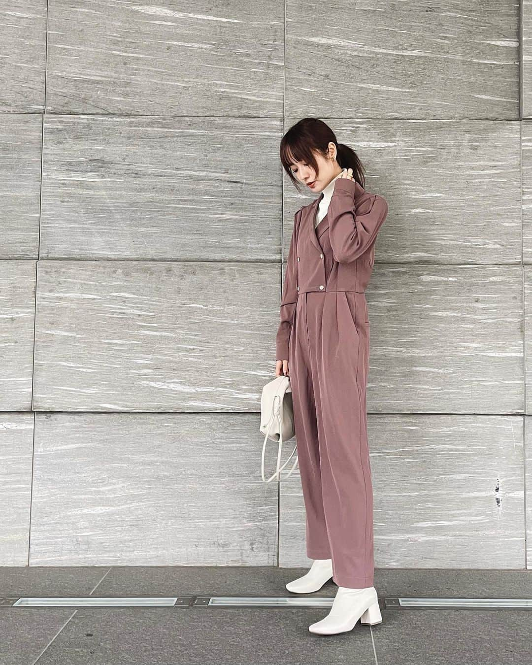 前田希美（まえのん）さんのインスタグラム写真 - (前田希美（まえのん）Instagram)「#のんの私服  昔からジャンプスーツが好きで、 N WITH.でもよく作ってたのですが、  久しぶりに作りました。  今回はあえて少し短めの作りに。 ブーツを見せたり足首を見せるコーデができます。  ジャンプスーツは 1枚でコーデが決まるから好き。  タートルネックを合わせるとオシャレな 雰囲気がプラスされておすすめ。 こちらもN WITH.です。  明日まで￥10,000以上ご購入で 送料無料キャンペーン中なので 是非ゲットしてくださいね☻  @n_with_official   ちなみにブーツは 最近めっちゃお気に入りの GUのブーツです。 歩きやすくて形がかなり綺麗なので好き。 GUのlookbookも公開お楽しみに。  #のんの私服 #nwith #code #fashion  #jumpsuit #ootd #pink #エヌウィズ」10月31日 13時36分 - maeda_nozomi