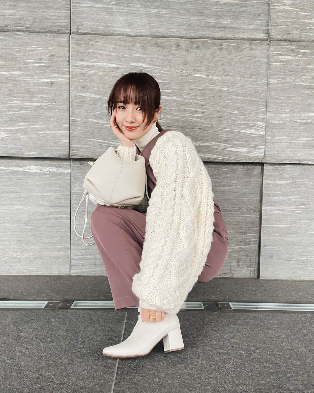 前田希美（まえのん）さんのインスタグラム写真 - (前田希美（まえのん）Instagram)「#のんの私服  昔からジャンプスーツが好きで、 N WITH.でもよく作ってたのですが、  久しぶりに作りました。  今回はあえて少し短めの作りに。 ブーツを見せたり足首を見せるコーデができます。  ジャンプスーツは 1枚でコーデが決まるから好き。  タートルネックを合わせるとオシャレな 雰囲気がプラスされておすすめ。 こちらもN WITH.です。  明日まで￥10,000以上ご購入で 送料無料キャンペーン中なので 是非ゲットしてくださいね☻  @n_with_official   ちなみにブーツは 最近めっちゃお気に入りの GUのブーツです。 歩きやすくて形がかなり綺麗なので好き。 GUのlookbookも公開お楽しみに。  #のんの私服 #nwith #code #fashion  #jumpsuit #ootd #pink #エヌウィズ」10月31日 13時36分 - maeda_nozomi