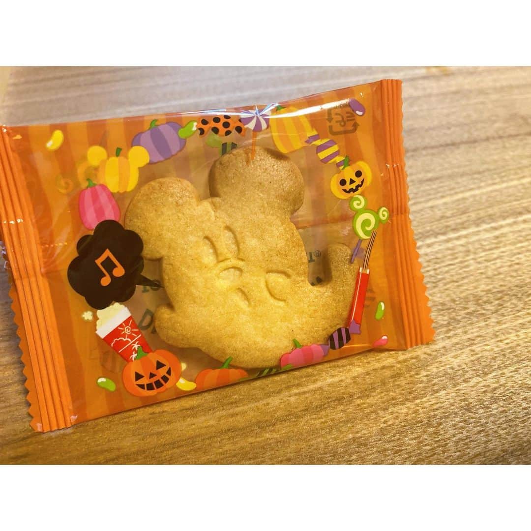 横溝菜帆さんのインスタグラム写真 - (横溝菜帆Instagram)「.  🎃 Happy Halloween 🎃  姉が買ってきてくれたクッキーと 姉が作ってくれたかぼちゃケーキで、 お家ハロウィンです👻  #かぼちゃケーキ #ハロウィン」10月31日 13時48分 - y_naho_te