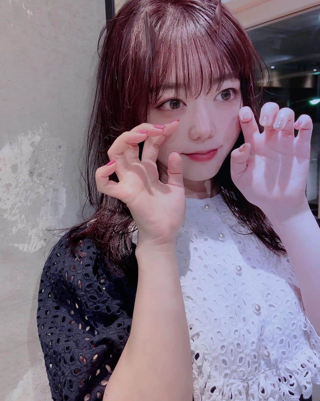 峯岸みなみのインスタグラム：「はっぴ〜はろうぃんです🎃 もちろん仮装の予定も、パーティーの予定もないのでアプリの力でなんとか気分を持っていってみました。 皆様よい日曜日を。  写真は @le_tournesol10 ちゃんのとこに行った時の♡ ピンクっぽい髪色にしてもらいました！！」